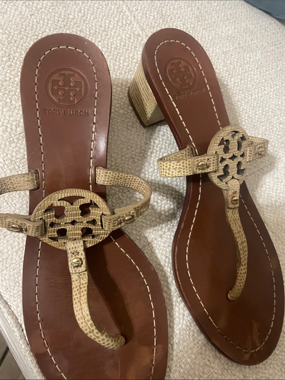 Tory Burch Brown Leather Sandals with Gold Logo Medallion - Picture 7 of 7